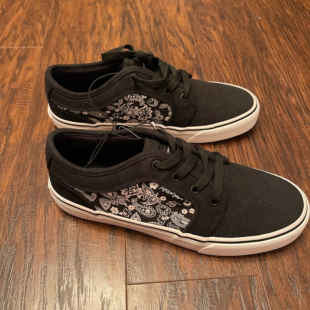 🦋NWT MAUI and SONS Black and White Paisley Sneakers, Size 9